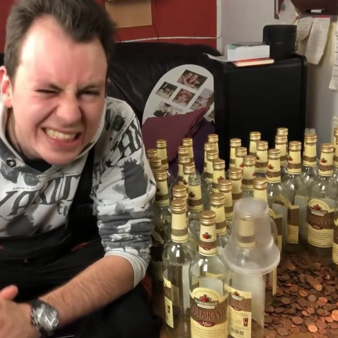 Markus vor vielen leeren Schnapsflaschen aus seinem persönlichen Archiv